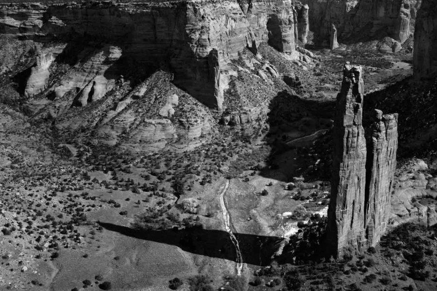 Photo du Canyon de Chelly dans l'Arizona en noir et blanc.