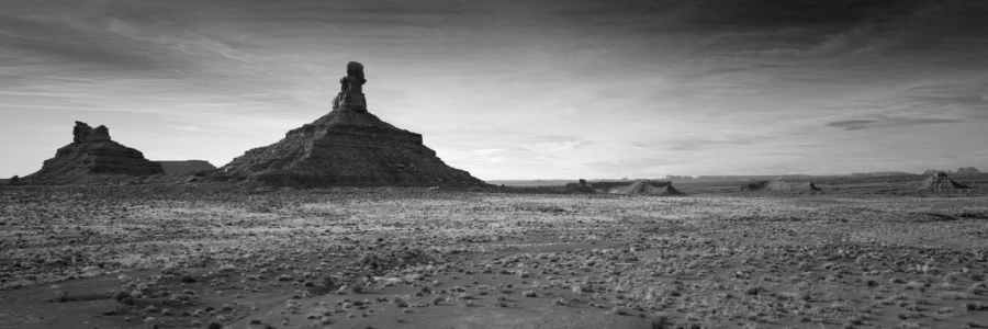 Paysage de Valley of the Gods dans l'Utah en noir et blanc.