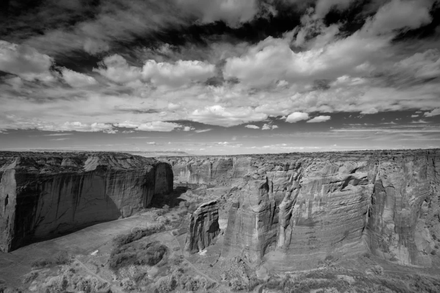 Photo du Canyon de Chelly dans l'Arizona en noir et blanc.