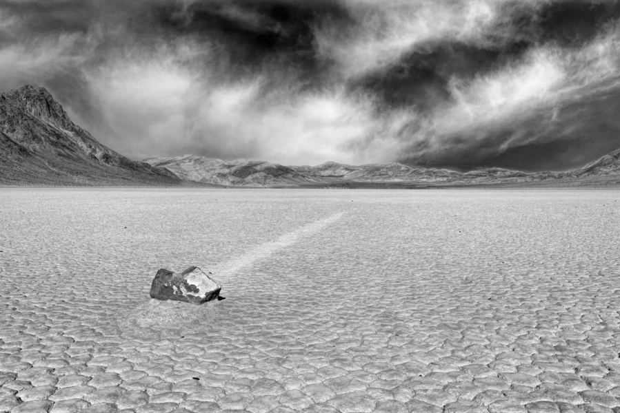 Les pierres qui bougent de Race Track Playa dans la Vallée de la Mort.