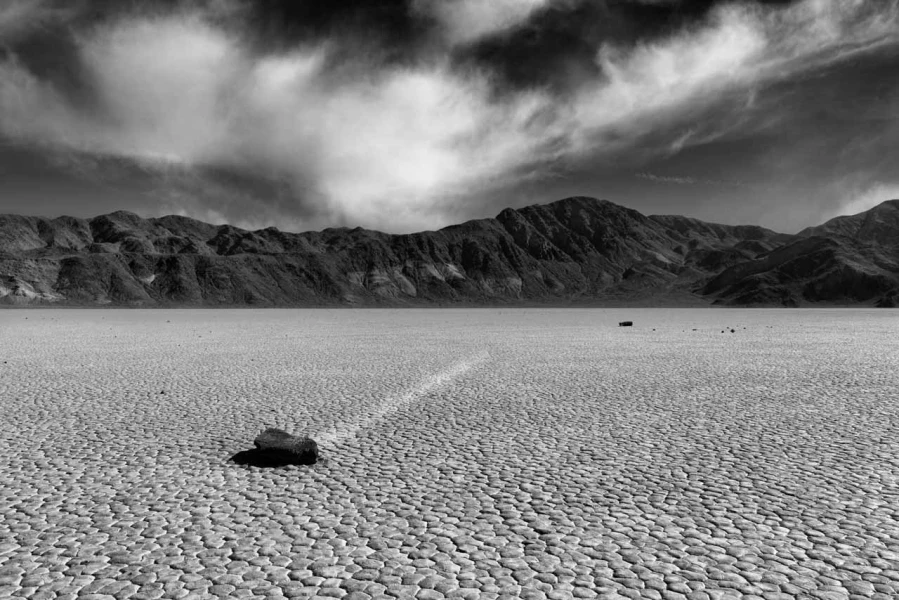 Les pierres qui bougent de Race Track Playa dans la Vallée de la Mort.