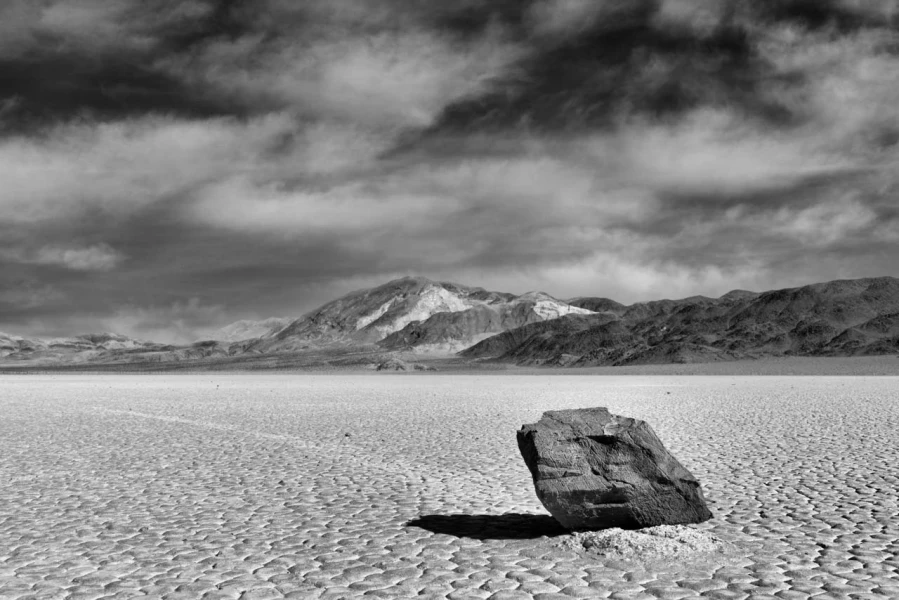 Les pierres qui bougent de Race Track Playa dans la Vallée de la Mort.