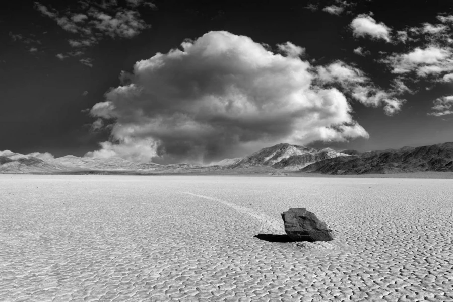 Les pierres qui bougent de Race Track Playa dans la Vallée de la Mort.