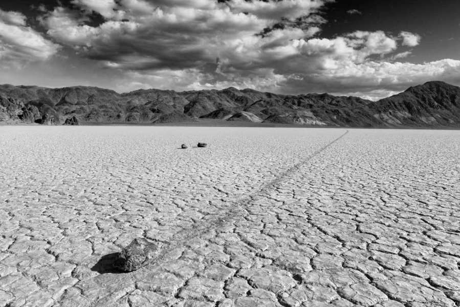 Les pierres qui bougent de Race Track Playa dans la Vallée de la Mort.