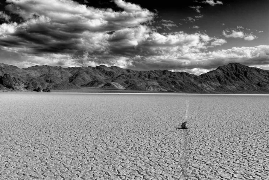 Les pierres qui bougent de Race Track Playa dans la Vallée de la Mort.