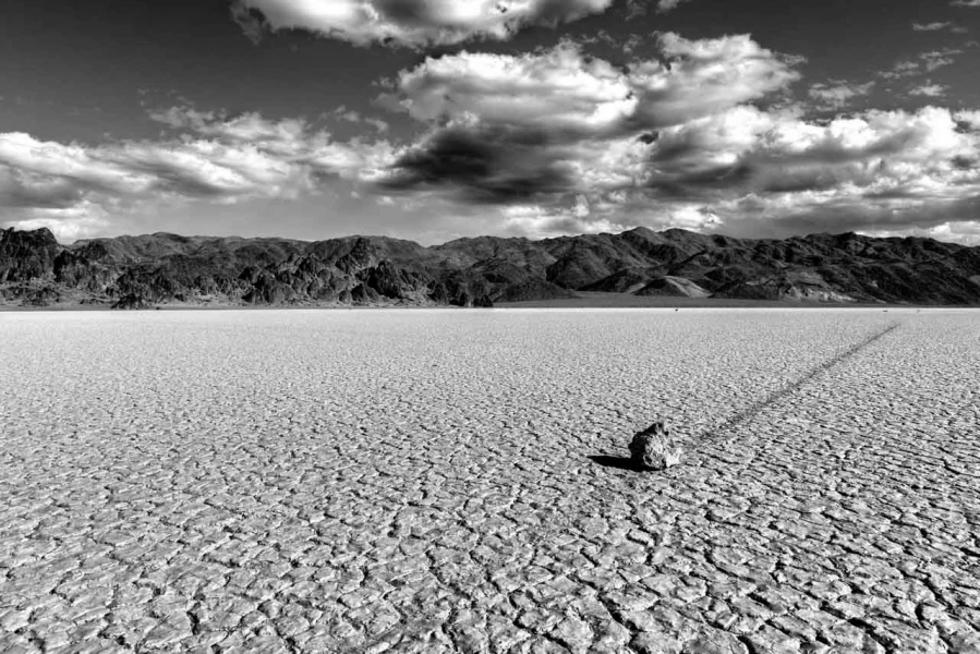 Les pierres qui bougent de Race Track Playa dans la Vallée de la Mort.