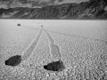 Les pierres qui bougent de Race Track Playa dans la Vallée de la Mort.