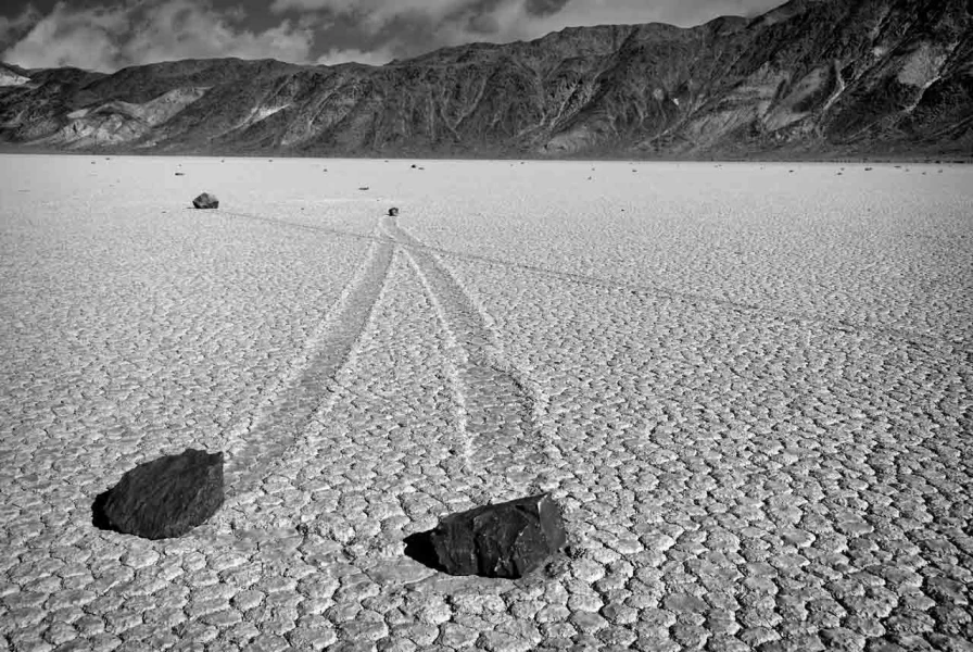 Les pierres qui bougent de Race Track Playa dans la Vallée de la Mort.