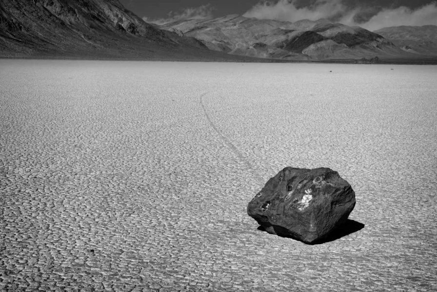 Les pierres qui bougent de Race Track Playa dans la Vallée de la Mort.