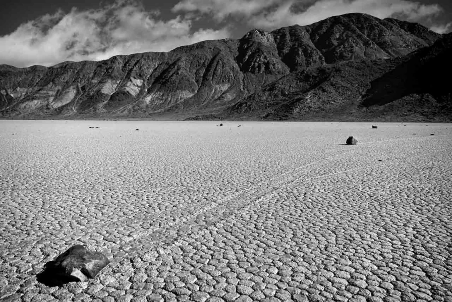 Les pierres qui bougent de Race Track Playa dans la Vallée de la Mort.