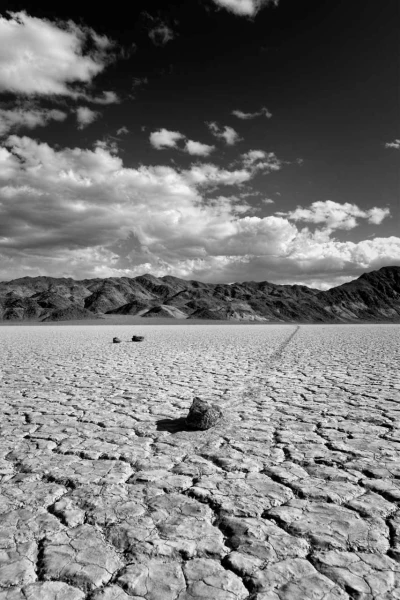Les pierres qui bougent de Race Track Playa dans la Vallée de la Mort.