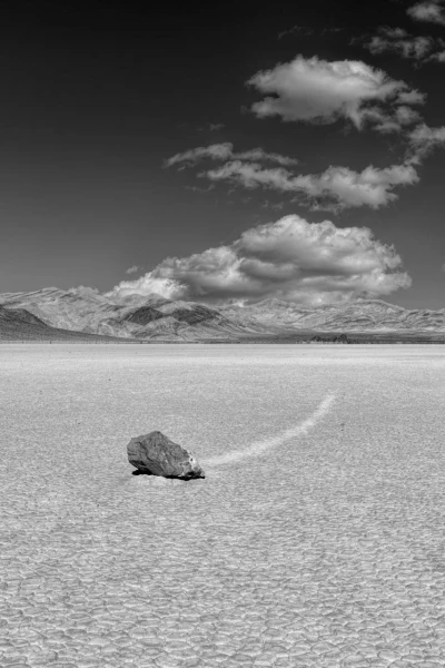 Les pierres qui bougent de Race Track Playa dans la Vallée de la Mort.