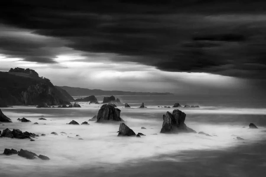 Paysage c&ocirc;tier des Asturies en Espagne. Les vagues de l'oc&eacute;an Atlantique se brisent sur les rochers ou les falaises.