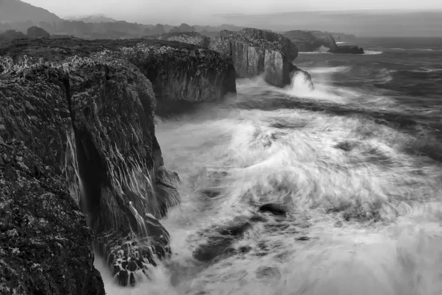Paysage c&ocirc;tier des Asturies en Espagne. Les vagues de l'oc&eacute;an Atlantique se brisent sur les rochers ou les falaises.
