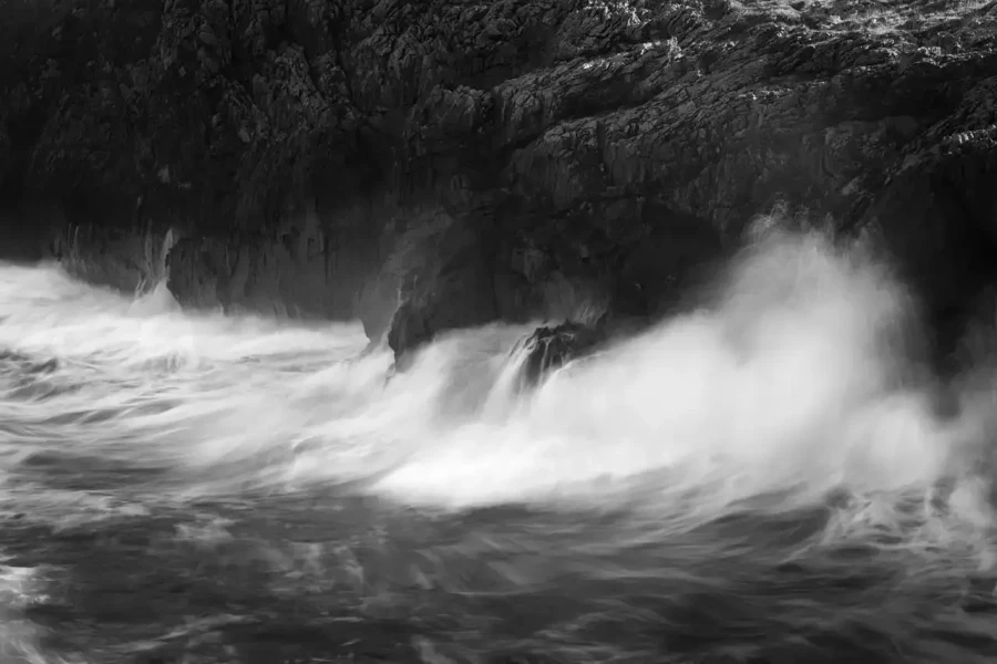 Paysage c&ocirc;tier des Asturies en Espagne. Les vagues de l'oc&eacute;an Atlantique se brisent sur les rochers ou les falaises.
