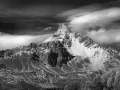 Paysage du Queyras dans les Hautes-Alpes en France en noir et blanc.