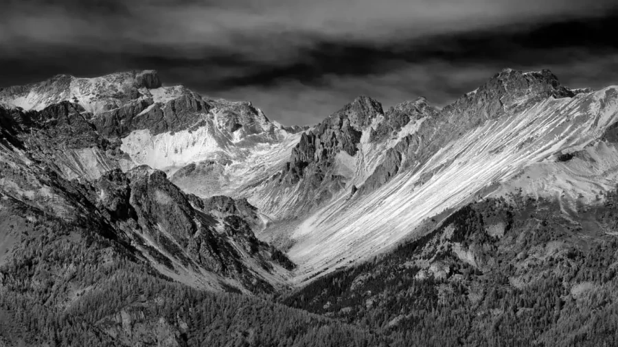 Paysage du Queyras dans les Hautes-Alpes en France en noir et blanc.