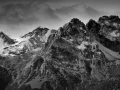 Paysage du Queyras dans les Hautes-Alpes en France en noir et blanc.