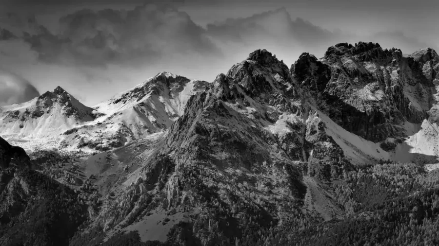 Paysage du Queyras dans les Hautes-Alpes en France en noir et blanc.