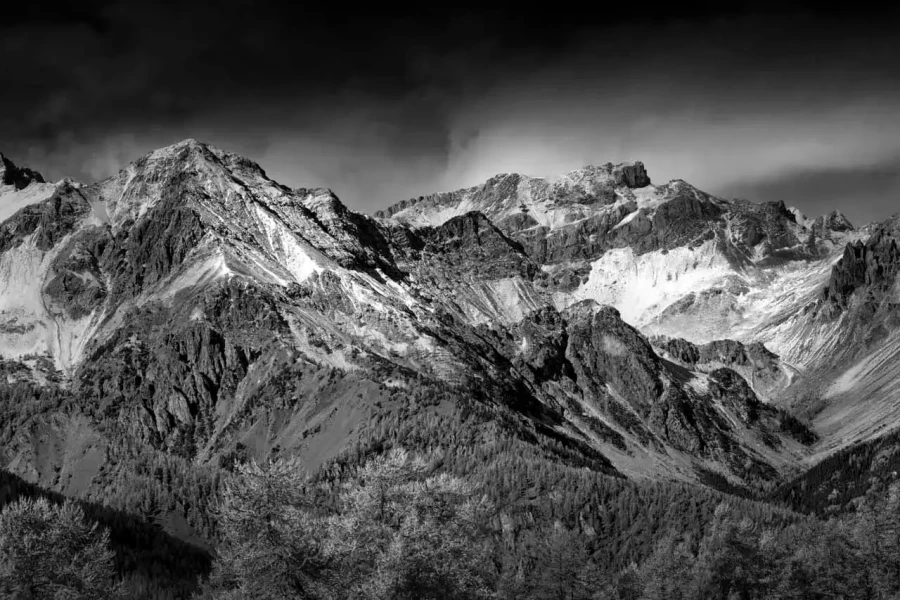 Paysage du Queyras dans les Hautes-Alpes en France en noir et blanc.