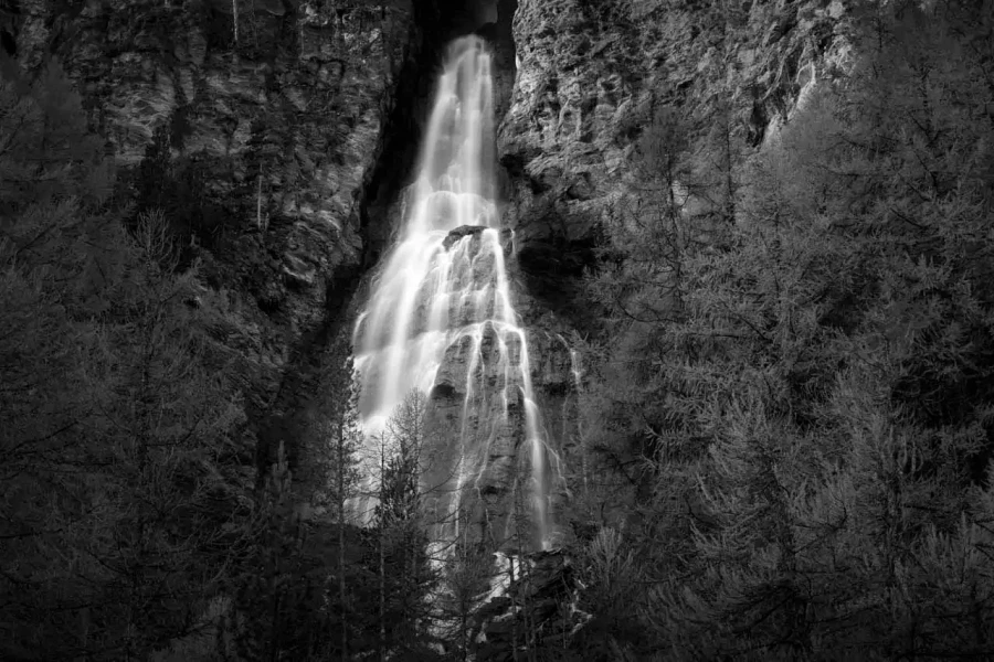 Paysage du Queyras dans les Hautes-Alpes en France en noir et blanc.