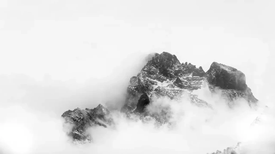 Paysage du Queyras dans les Hautes-Alpes en France en noir et blanc.