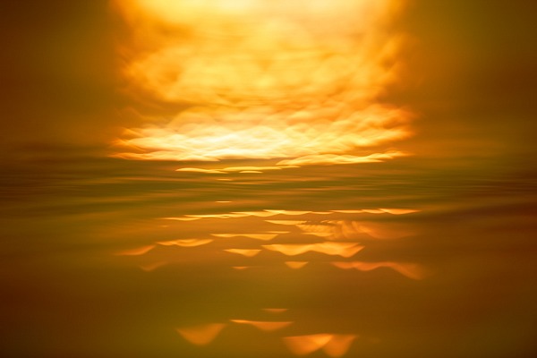 Photographie conceptuelle et abstraite évoquant les esprits de la lumière. Photographie par Amar Guillen, artiste photographe.
