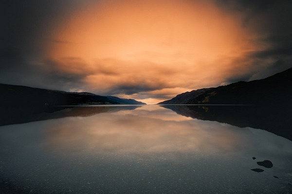 Paysage du Loch Ness dans les mid-Highlands en Ecosse. Photographie d'art en couleur par Amar Guillen, artiste photographe.