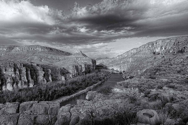 Paysage du Rio Grand dans Big Bend National Park au Texas. Photographie par Amar Guillen, artiste photographe.