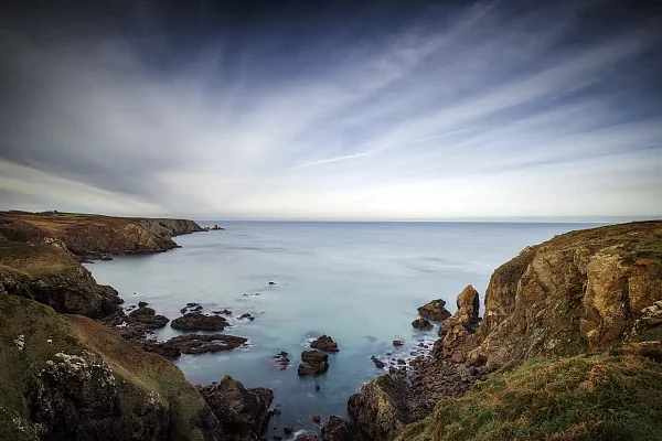 Paysage côtier du Finistère en Bretagne en France : pointe de Castelmeur. Photographie d'art en couleur par Amar Guillen, artiste photographe.