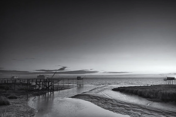 Paysage de la côte de la Charente-Maritime, estuaire de la Gironde en noir et blanc. Photo par Amar Guillen, artiste photographe.