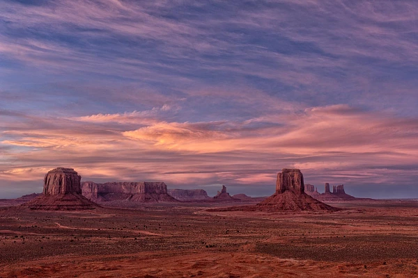 Paysage de Monument Valley dans l'état de l'Arizona aux Etats-Unis. Photographie par Amar Guillen, artiste photographe. 