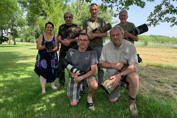 Les participants au stage de photo animalière en affûts flottants du 12 juin 2021 en Dombes. Accroupis : Henri et Jean-Louis. Debout : Pascale, Didier, Rémi et Gilles.