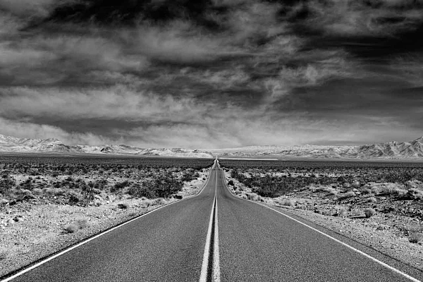 Un exemple de perspective : une route en Californie en noir et blanc. L'effet de profondeur est saisissant.