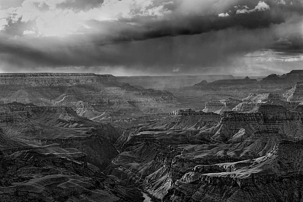 Paysage en noir et blanc du Grand Canyon dans l'état de l'Arizona aux Etats-Unis. Photo en noir et blanc par Amar Guillen.