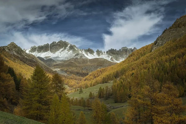 Paysage du Queyras dans les Hautes- Alpes en France. Photographie d'art en couleur par Amar Guillen, artiste photographe.