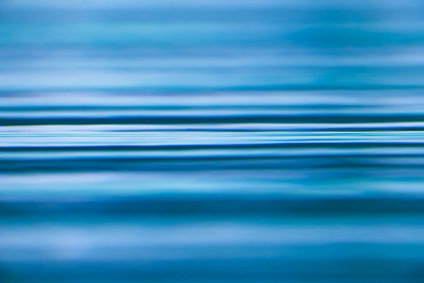 Cette photographie artistique de vagues sur l'eau fait partie de la collection de photos d'art 'Mondes parallèles'.