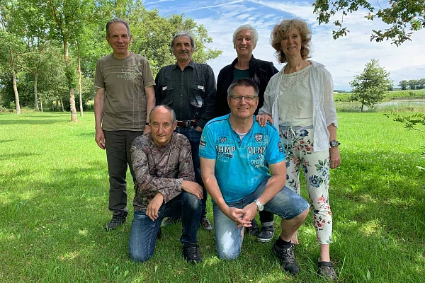 Les participants au stage de photo animalière en affûts flottants du 15 juin 2019 en Dombes. Au premier plan : Germain et Patrick. Au second plan : Francis, James, Pascale et Annik.