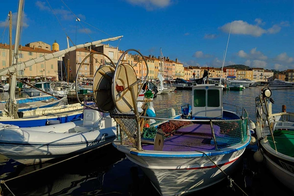 Le port de Saint-Tropez dans le sud de la France.