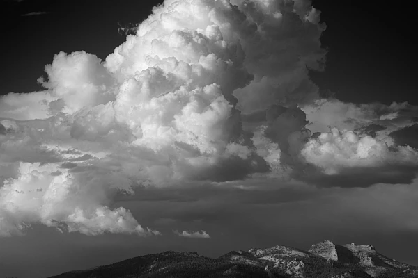 Nuages dans le ciel du Yosemite en Californie. Photo en noir et blanc par Amar Guillen.