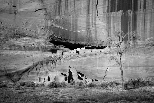 Paysage en noir et blanc à l'intérieur du Canyon de Chelly en Arizona aux Etats-Unis. Photographie par Amar Guillen, artiste photographe.