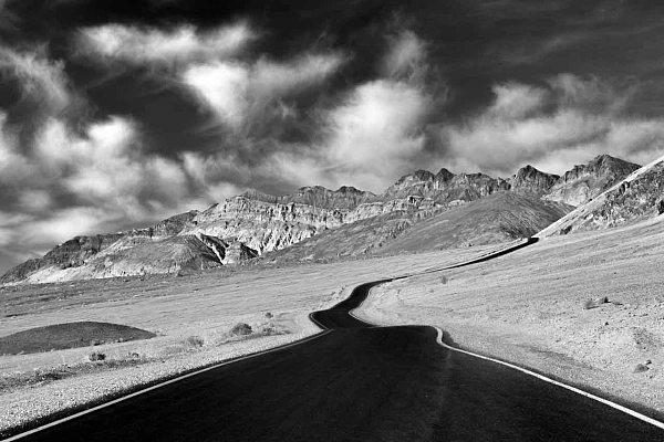 Cette route photographiée en Californie fait partie d'une collection de photo d'art intitulée 'Partir'.