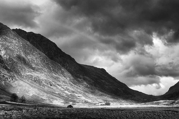 Paysage de Glen Coe dans les Mid-Highlands en Ecosse. Photographie d'art en noir et blanc par Amar Guillen, artiste photographe.