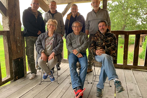 Les participants au stage de photo animalière en affûts flottants du 8 juin 2019 en Dombes. Assis : Yolande, Gérard et Philippe. Debout : Didier, Patrick, Gilles et Jacky.