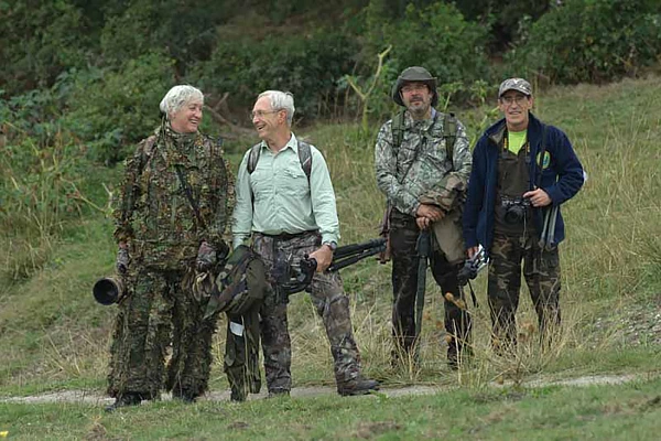 Les stagiaires en tenant de camouflage pendant le voyage de photo animalière