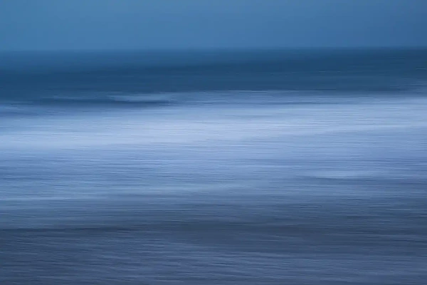 L'océan atlantique photographié de manière flou en ICM depuis la côte du Finistère sud en Bretagne en France. Photographie d'art en couleur par Amar Guillen, artiste photographe.