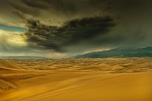 Paysage de Great Sand Dunes dans l'état du Colorado aux Etats-Unis. Photographie en couleur par Amar Guillen, artiste photographe. 
