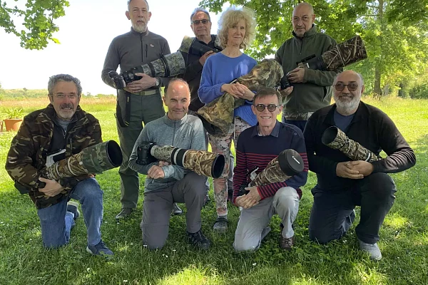 Les participants au stage de photo animalière en affûts flottants du 10 mai 2025 en Dombes.