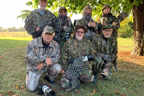 Les participants au stage de photo animalière consacré au brame du cerf en Charente-Maritime. Accroupis : Robert, Yves et Michel. Debout : Daniel, Josiane, Annik et Pascale.