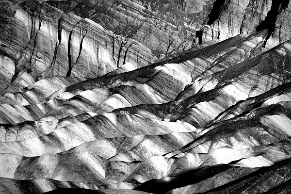 Paysage de Zabriskie Point dans la Vallée de la Mort en Californie, Etats-Unis. Photographie par Amar Guillen, artiste photographe..